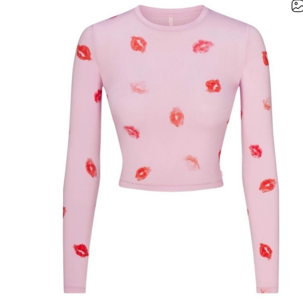 SKIMS - SLEEP SUPER CROPPED LONG SLEEVE (CHERRY BLOSSOM LIPSTICK PRINT)